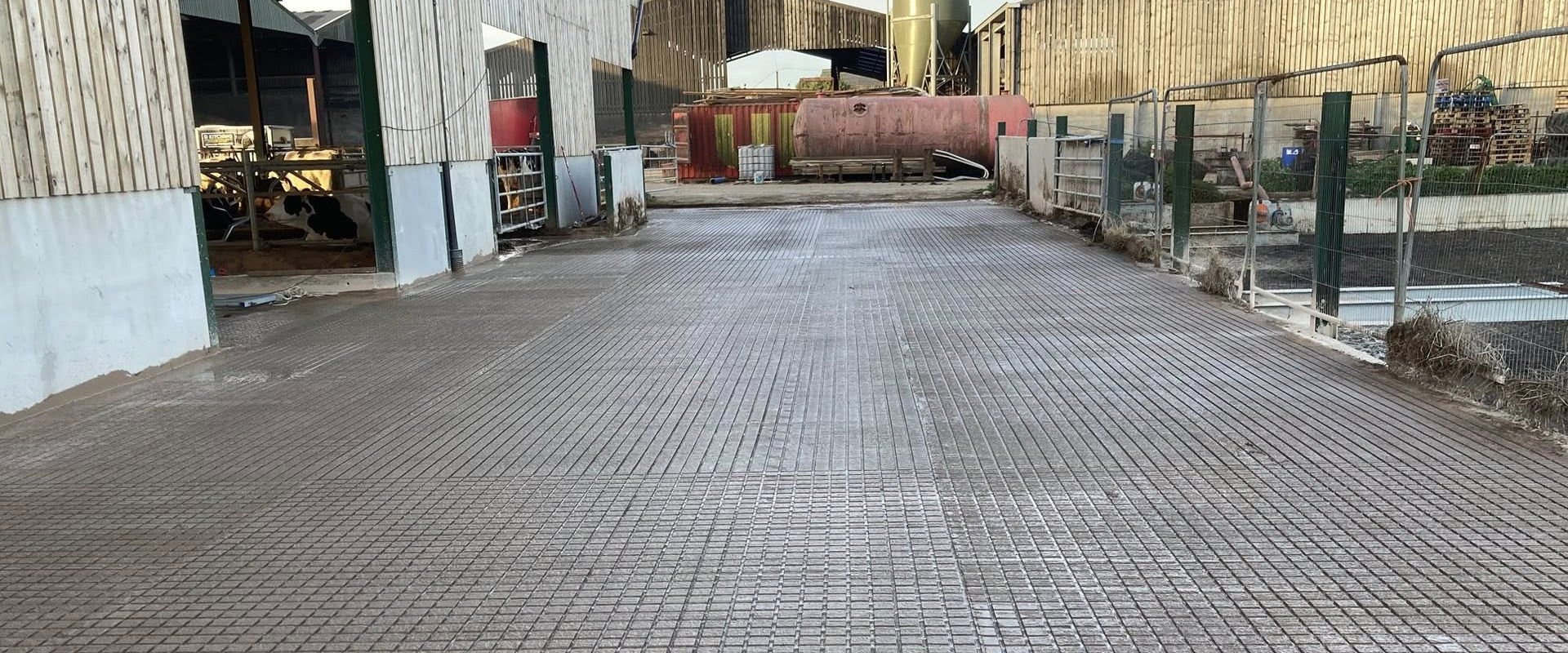 Deep straight, one direction clean cut line grooves on slats